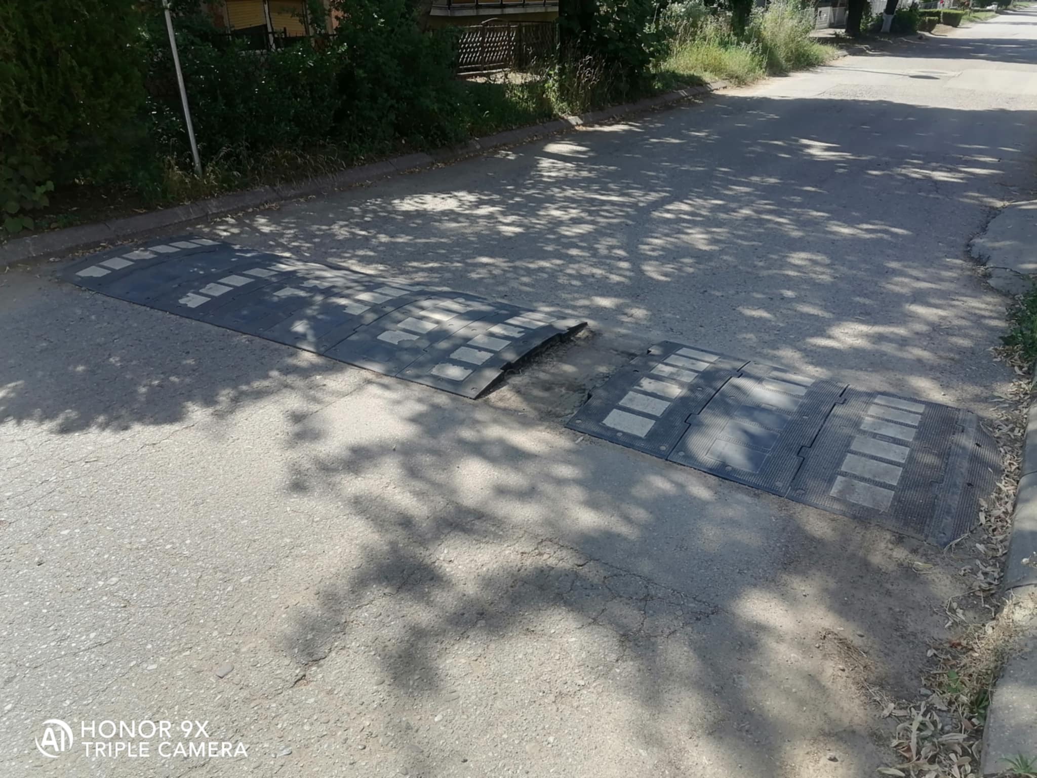 Skidaju kocke ležećeg policajca da bi mogli da divljaju!