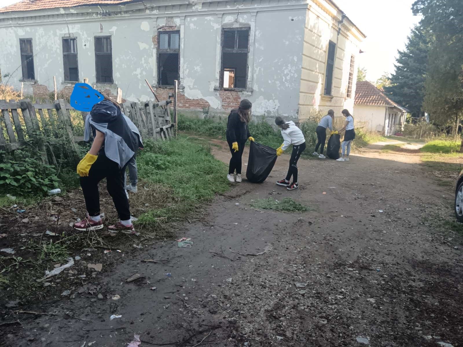 Gradski većnik i đaci čiste okruženje