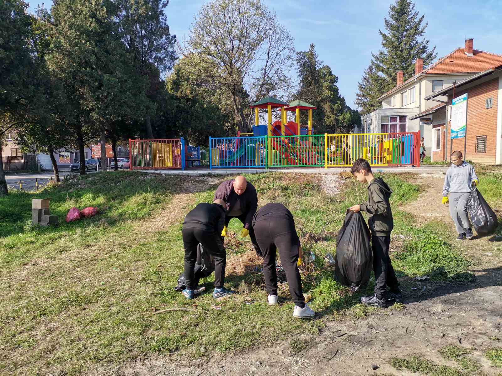 Gradski većnik i đaci čiste okruženje